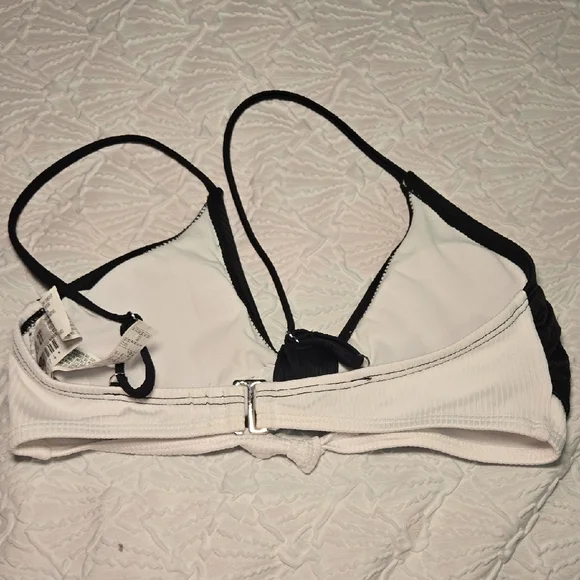 3/$10 Forever 21 Black and White Swim Top - Picture 4 of 6